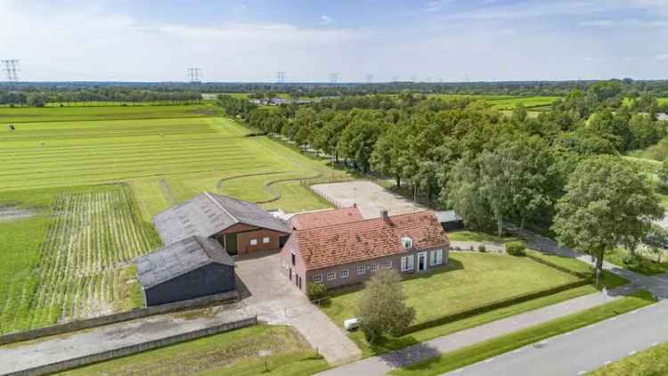 Boerderij met paardenstallen te Moergestel