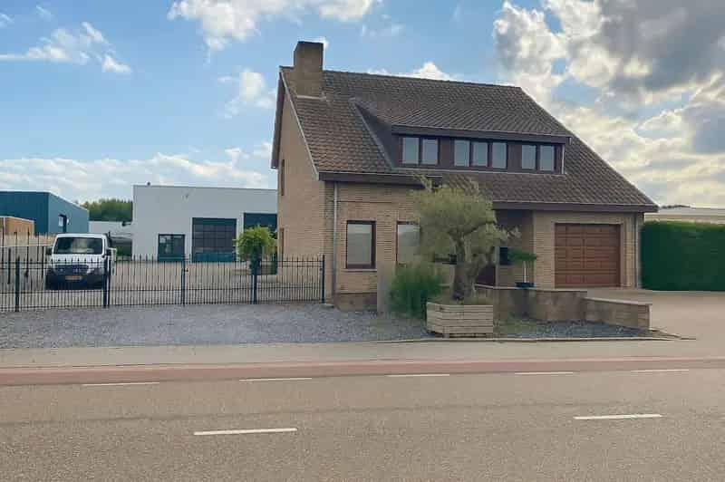 Bedrijfshal Landgraaf met woonhuis: 5 slaapkamers, 249m2 loods