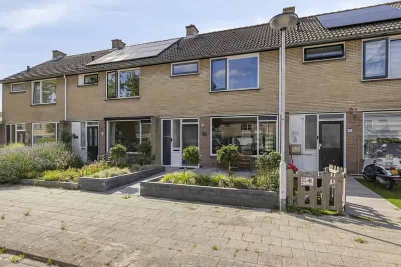 Instapklare Tussenwoning Bruinisse 4 Slaapkamers Moderne Badkamer