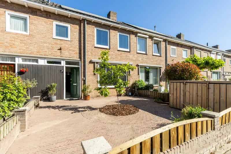 Huis te koop Vught: 3 slaapkamers, uitbouw, tuin, nabij voorzieningen