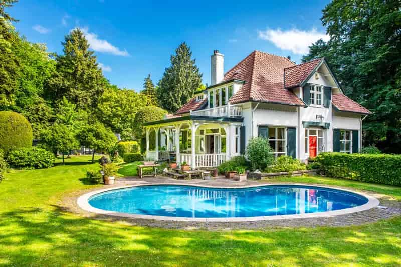 Huis te koop Naarderstraat 318 Huizen Villa met Zwembad en Bijgebouw