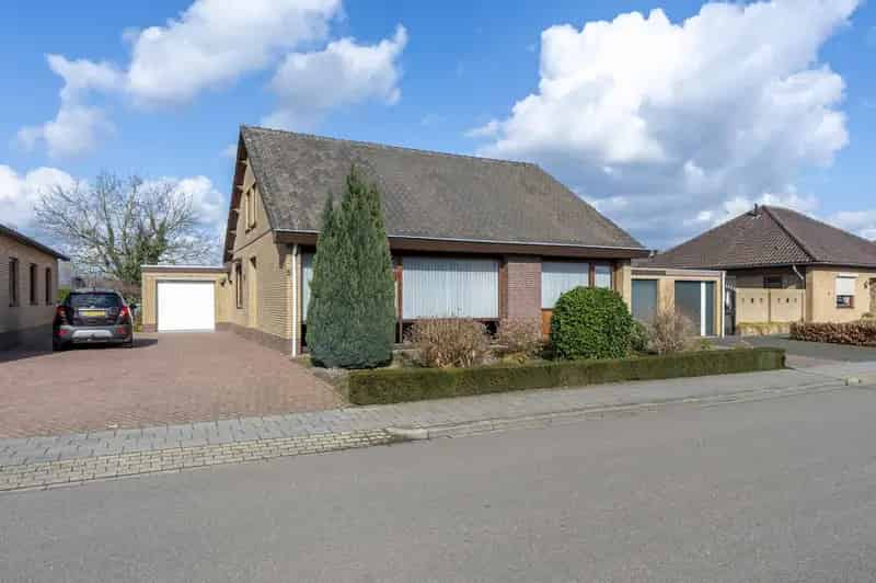 Degelijke Bungalow 4 slaapkamers 2 garages nabij Montfort