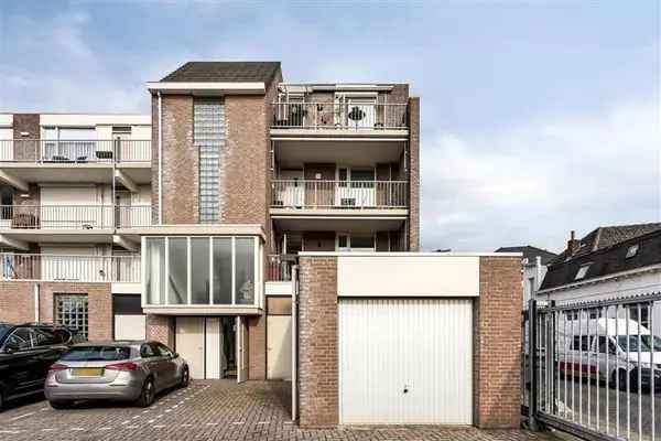 Ruim Hoekappartement Tilburg met 2 Balkons en Garage