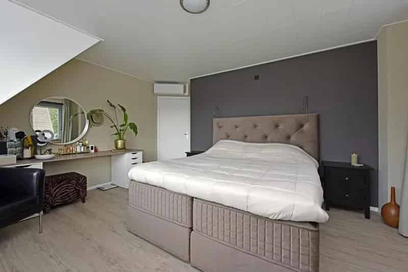Luxe Familiehuis met Bijgebouw en Dubbele Carport