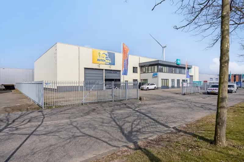 Bedrijfshal te huur Moerdijk 818m2 Kantoor 223m2 Buitenterrein