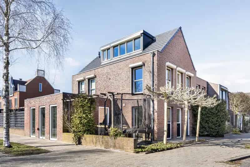 Ruime Hoekwoning Beverwijk 3 slaapkamers Garage Carport Veranda