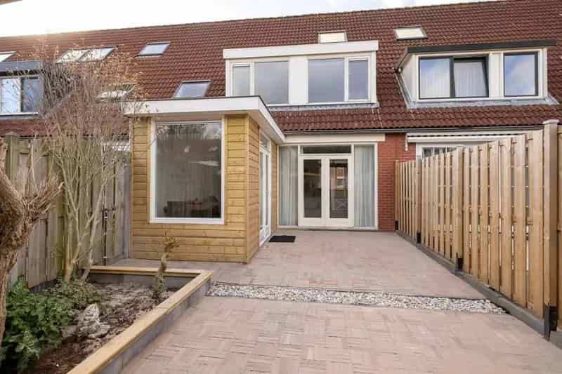 Ruime 5-kamer woning te koop in Almere Waterwijk