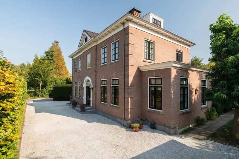Riante villa met zwembad te Rotterdam