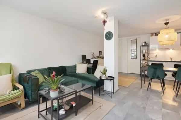 2 Kamer Appartement Rivierenwijk Nabij NS Station