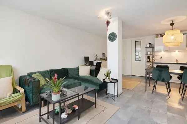 2 Kamer Appartement Rivierenwijk Nabij NS Station
