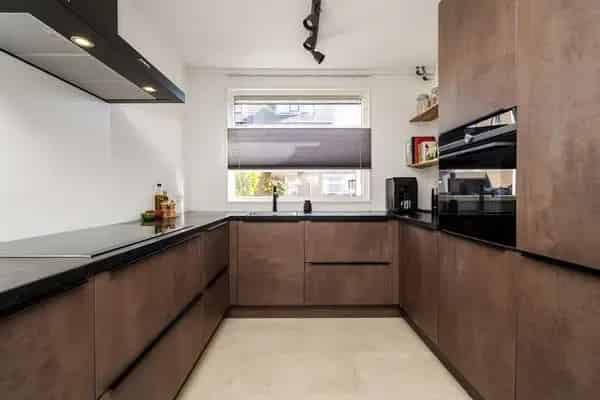 Tussenwoning Dordrecht: 3 slaapkamers, tuin & parkeerplaats