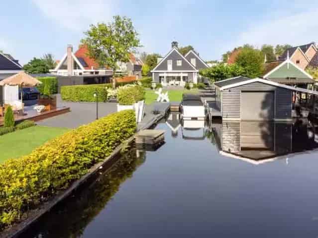 Vrijstaande Villa Den Ilp met Guesthouse en Aanlegsteiger