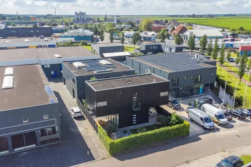 Bedrijfshal Akkrum te koop: unieke bedrijfswoning met loods