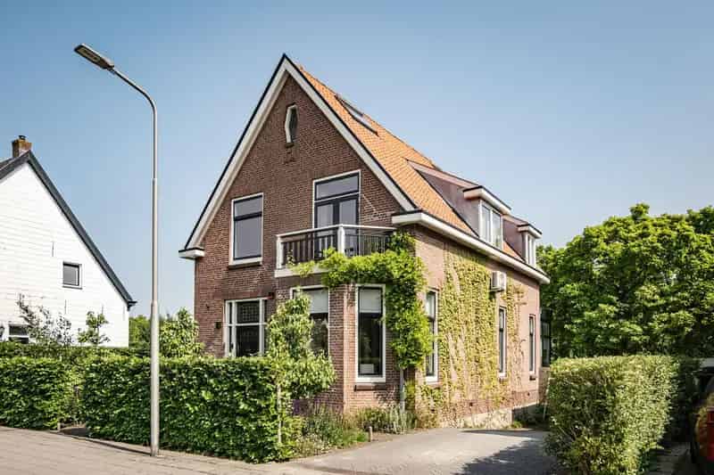 Jaren 30 Villa Ridderkerk: Ruime woning met authentieke details