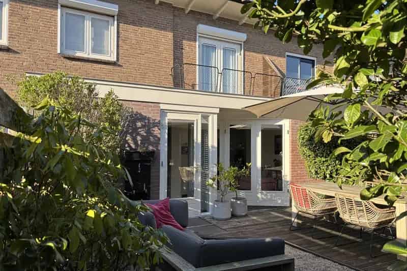 Huis te koop Loosdrecht: Uitgebouwde Tussenwoning met Tuin