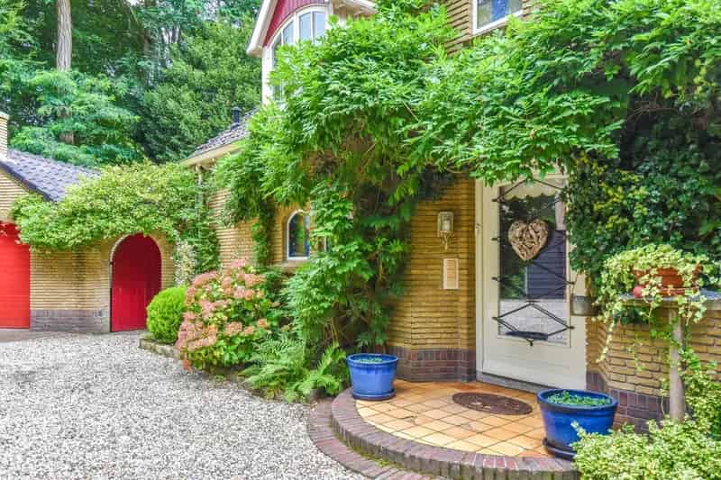 Villa te koop Laren NH: karaktervolle woning met atelier en grote garage
