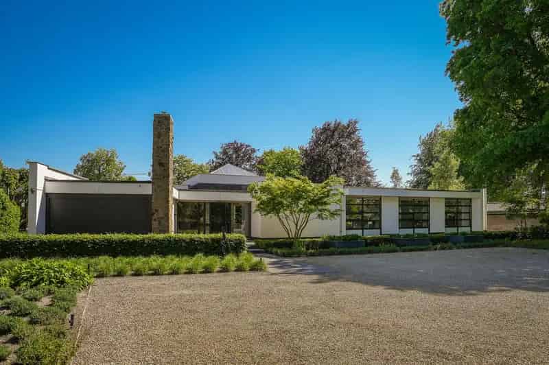 Luxe Vrijstaande Villa met Binnenzwembad te Vlijmen