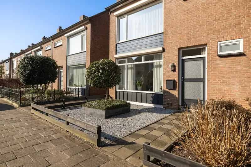 Huis te koop Geertruidenberg:  hoekhuis grote tuin 3 slaapkamers