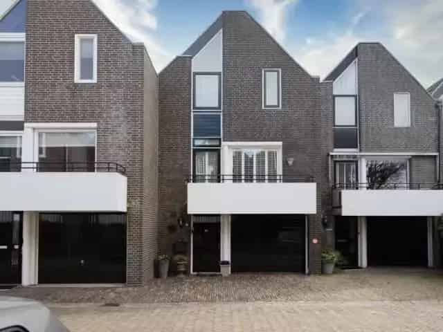 Ruime gezinswoning in vesting Muiden met garage en 4 slaapkamers