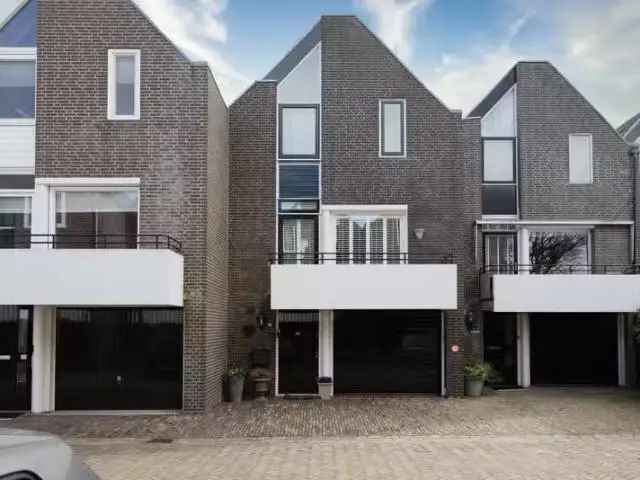 Ruime gezinswoning in vesting Muiden met garage en 4 slaapkamers
