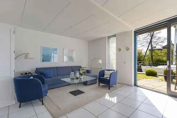 Tussenwoning aan het water met aanlegsteiger Lemmer
