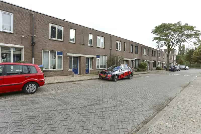 Huis Nabij Winkelcentrum De Berg Station Prinsenbeek Breda