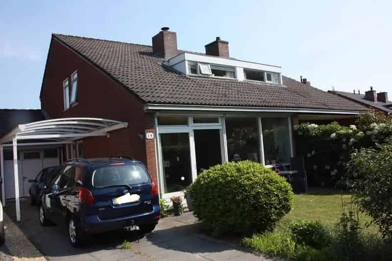 Ruime 2-onder-1-kap woning met carport en kantoor