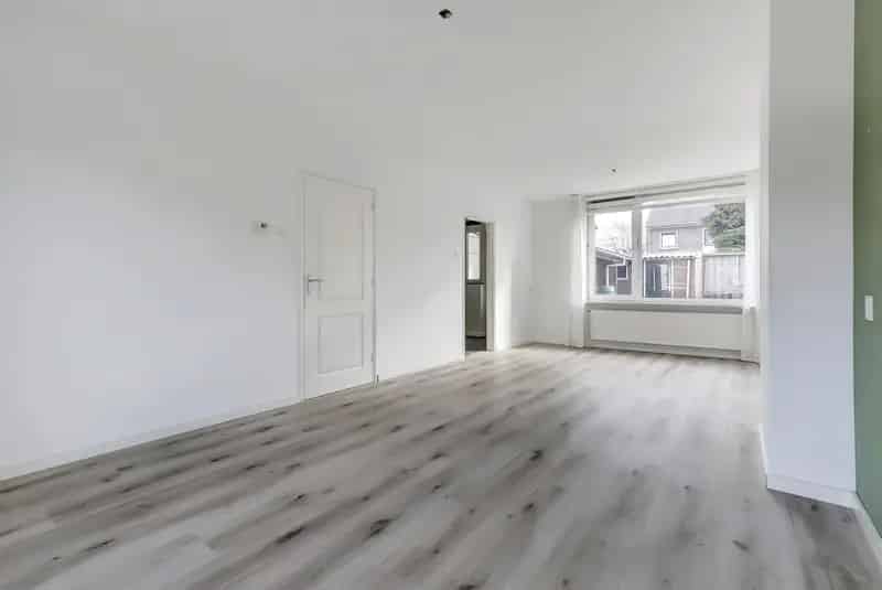 Ruime Eindwoning nabij Winkelcentrum - 4 slaapkamers - 8 Zonnepanelen