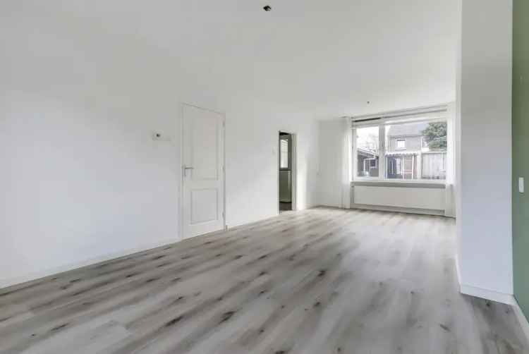 Ruime Eindwoning nabij Winkelcentrum - 4 slaapkamers - 8 Zonnepanelen