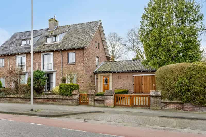 Ruime Tweekapper Oss 5 Slaapkamers 2 Badkamers Grote Tuin