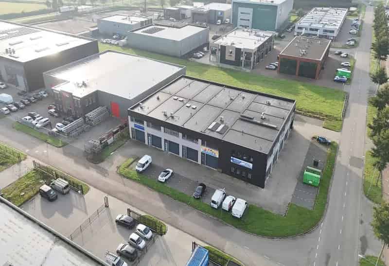 Bedrijfshal Dordrecht te huur: Moderne unit met kantoor