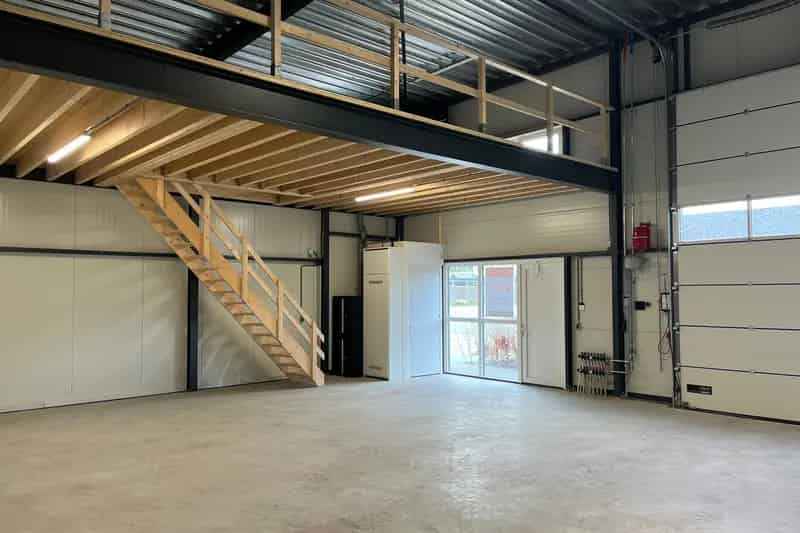 Bedrijfsunit te huur Oosterwolde 110m2 plus 55m2 entresol