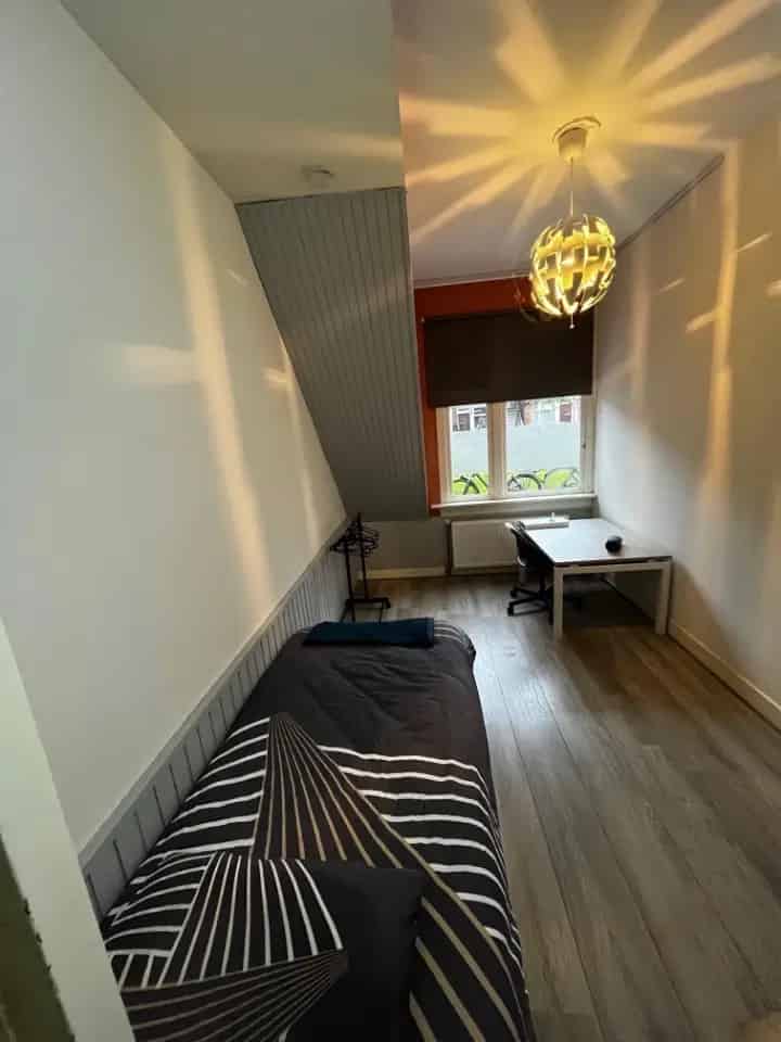 Habitación sin registro en una casa con jardín