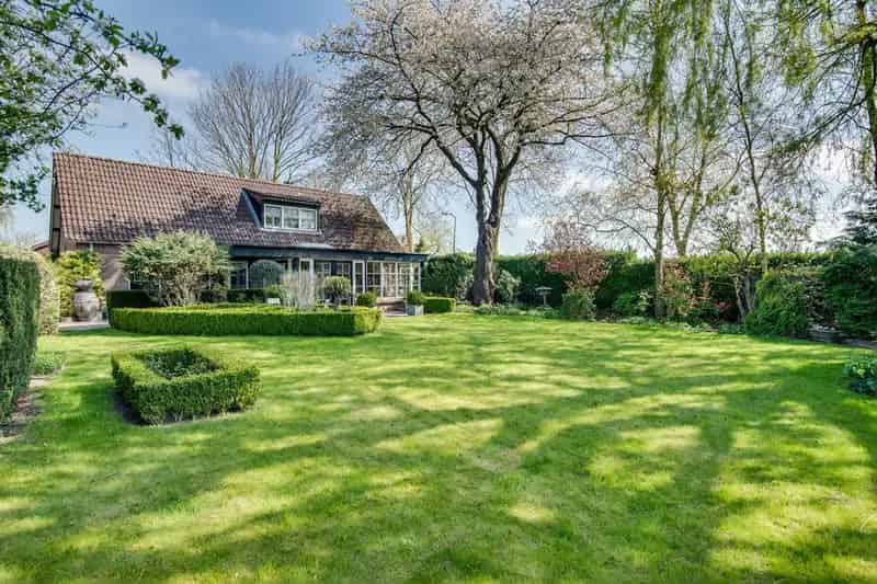Huis te koop Ammerzoden: Landelijke woning met 4 slaapkamers en tuin