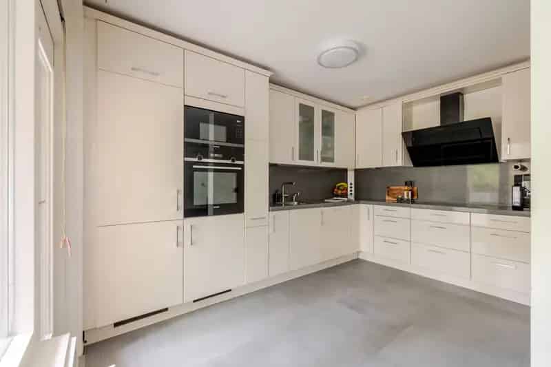 Appartement Amsterdam: Instapklaar met Nieuwe Badkamer en Balkon