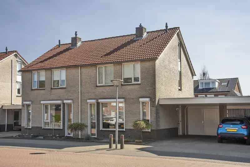 Rijssen Uitgebouwde Tweekapper met Garage en Zonnepanelen
