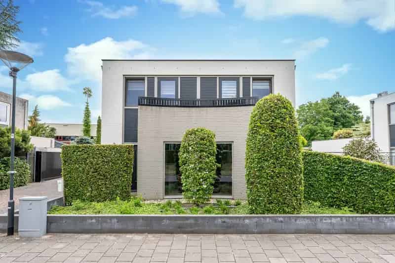 Bedrijfshal Helmond Mierlo: Bedrijfswoning met Ruime Bedrijfsruimte