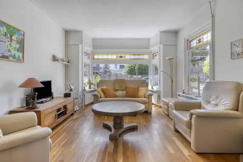 Jaren 30 woning met 5 slaapkamers moderne badkamer en tuin
