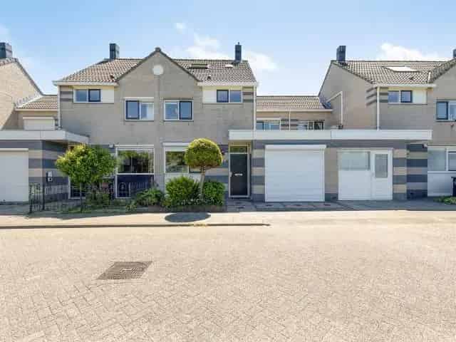 Ruime 4 Slaapkamers 2-onder-1-kapwoning te koop Maaswijk