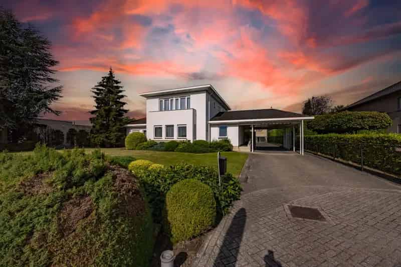 Bedrijfshal Goirle: Vrijstaande Villa met Bedrijfsruimte te Koop