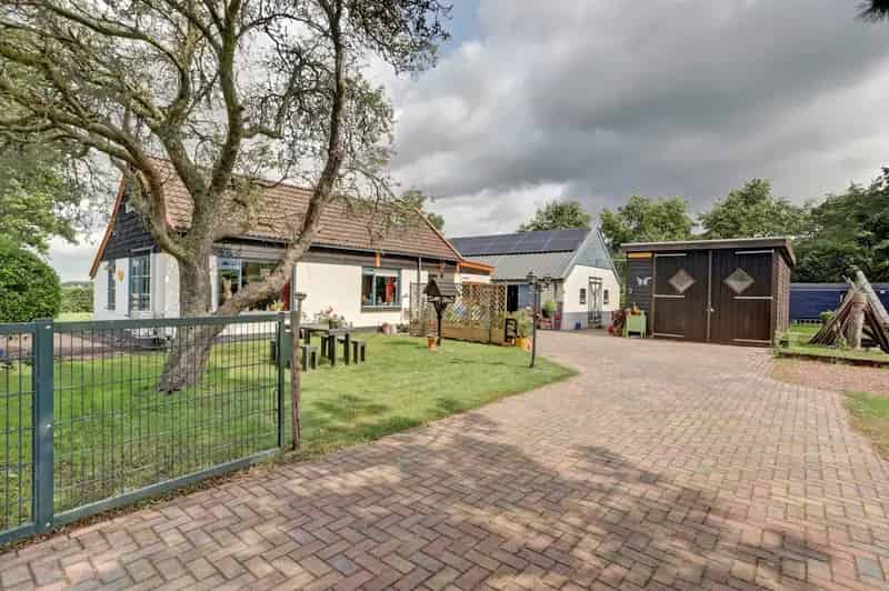 Vrijstaande woning met pipowagen en grote tuin