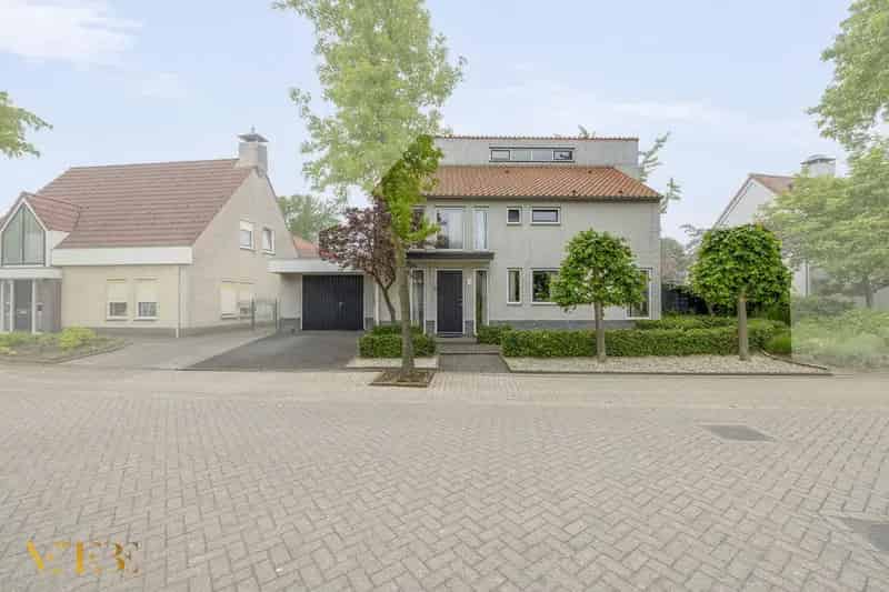 Vrijstaande woning met 4 slaapkamers nabij Maas