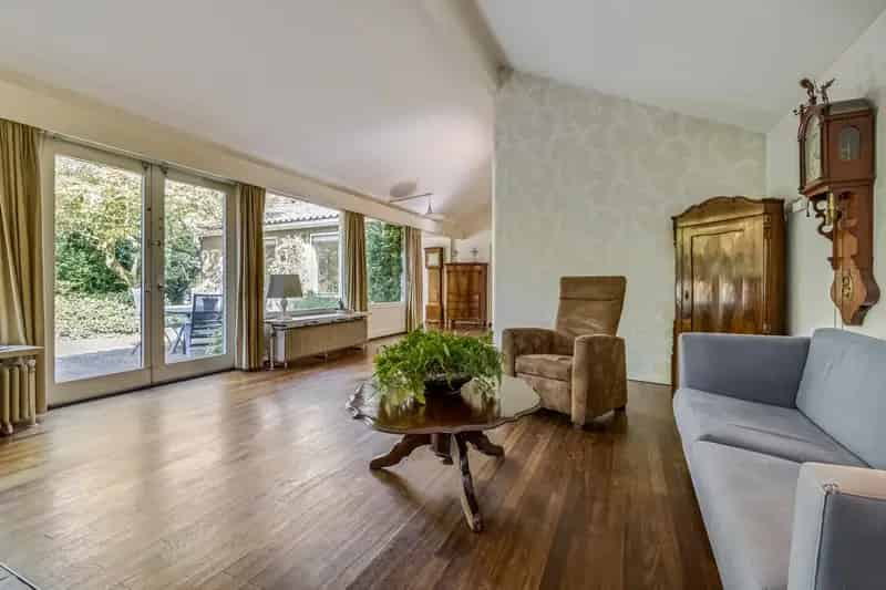 Te renoveren bungalow Ede Oost: 4 slaapkamers, grote tuin, unieke architectuur