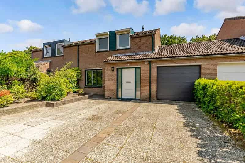 Ruime 4 Slaapkamers Eengezinswoning te Lelystad met Garage en Zonnepanelen