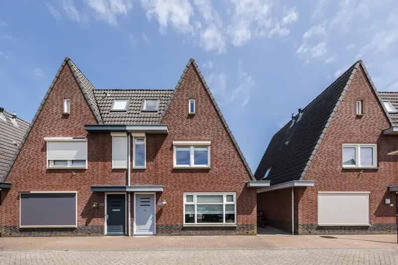 Ruime 4 Slaapkamers 2 Onder 1 Kapwoning Rijsbergen