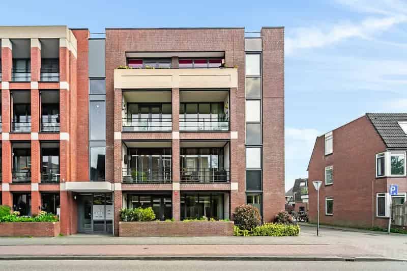 Bussum Centrum: Modern 3-kamer appartement met loggia