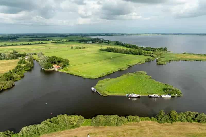 Vrijstaande woning aan het Tjeukemeer met bosperceel
