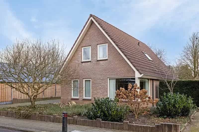 Huis te koop Vaassen: 4 slaapkamers, 2 badkamers, grote tuin en garage