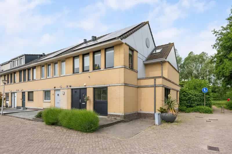 Ruime gezinswoning te Capelle a/d IJssel met 2 badkamers en 12 zonnepanelen