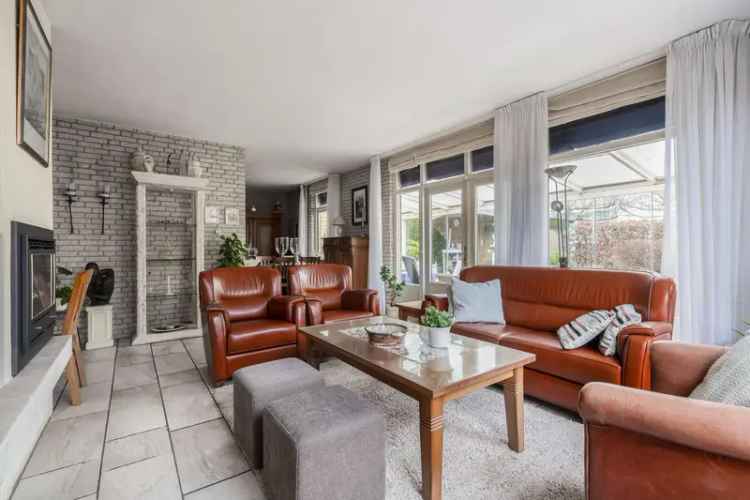 Ruime Tussenwoning met Serre en Carport - Ideaal voor Gezinnen